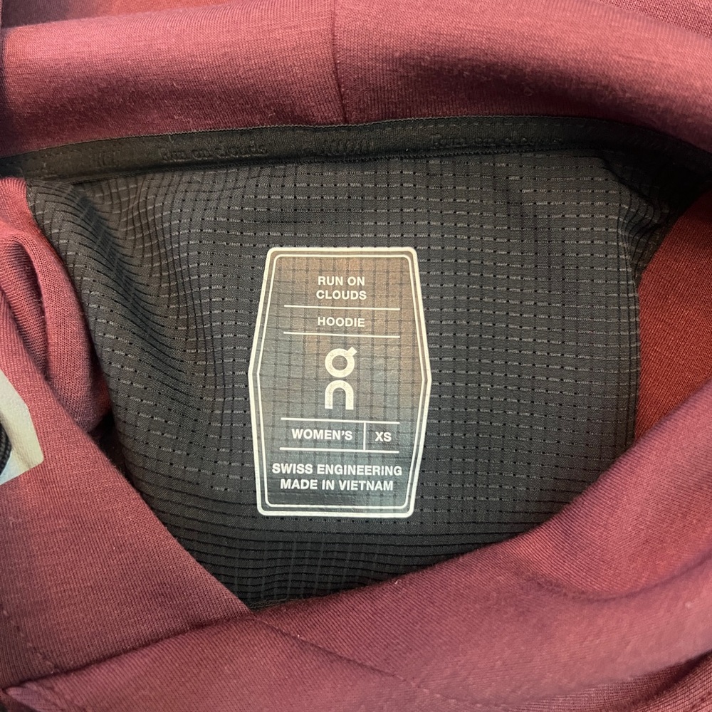 *New* On Running Hoodie in Mulberry, Size XS - Picture 9 of 10